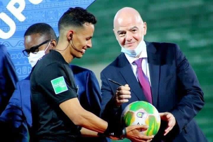 الحكم الدولي، الموريتاني عزيز أبوه مع رئيس ال FIFA