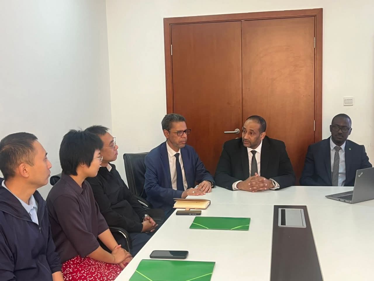 مركز الاستطباب الوطني والبعثة الصينية يطلقان تكوينا متواصلا ويتسلمان معدات لوحدة إنعاش جديدة