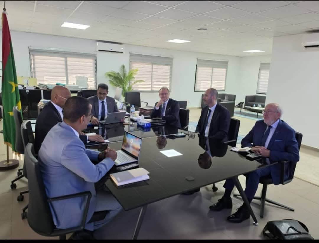 وفد من "جون كوكريل" البلجيكية يبحث مع صوملك تنفيذ مشروع المحطات الهجينة