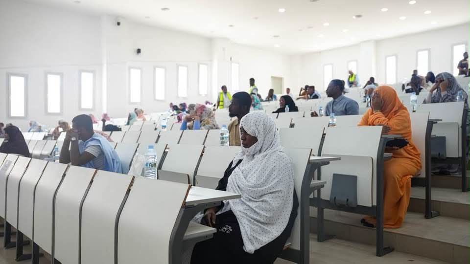 الوزير الأول: نجاح منهجية الاكتتاب الجديدة يعزز الشفافية