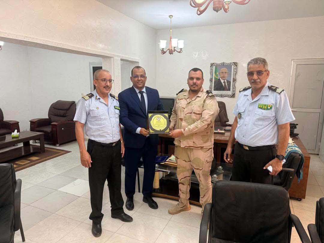 تكريم إطار بخفر السواحل الموريتانية تقديراً لجهوده في الإنقاذ والسلامة البحرية