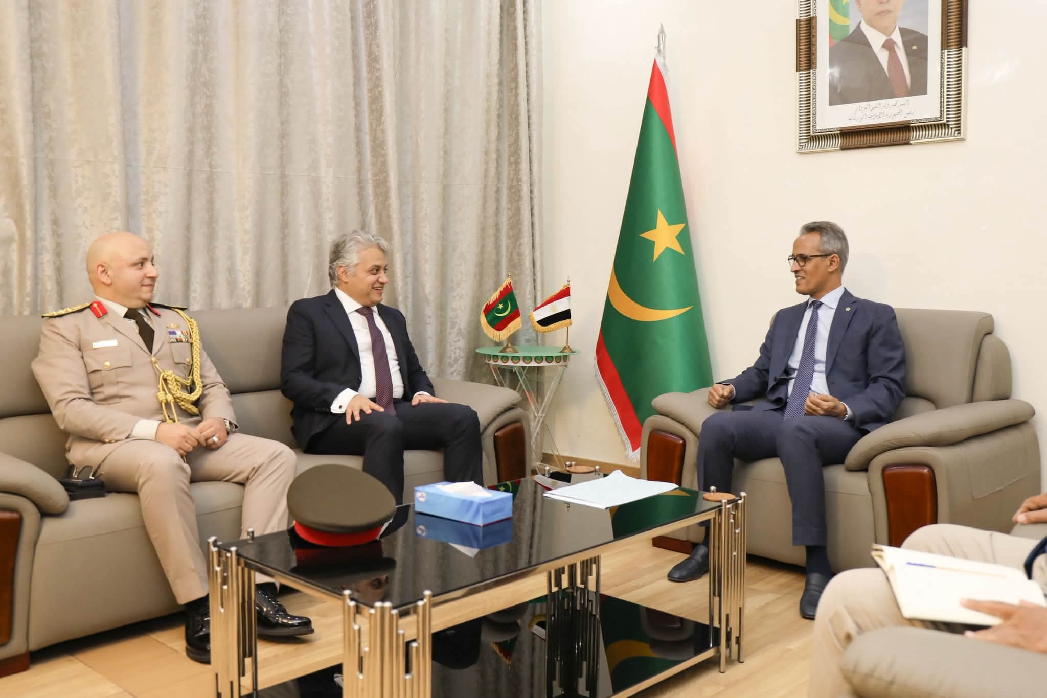 وزير الصيد يبحث مع السفير المصري تعزيز التعاون