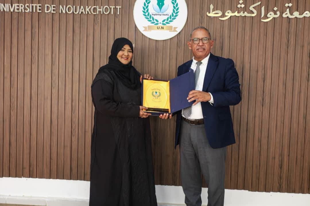 رئيس جامعة نواكشوط يستقبل مديرة الشؤون الإنسانية بمنظمة التعاون الإسلامي