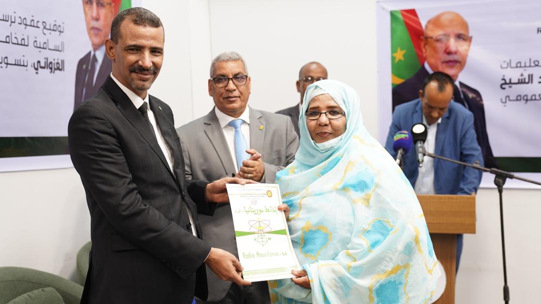 بمباني اذاعة موريتانيا وزير الثقافة يشرف على توقيع عقود العمل الخاصة بملف تسوية المتعاونين في الإعلام العمومي