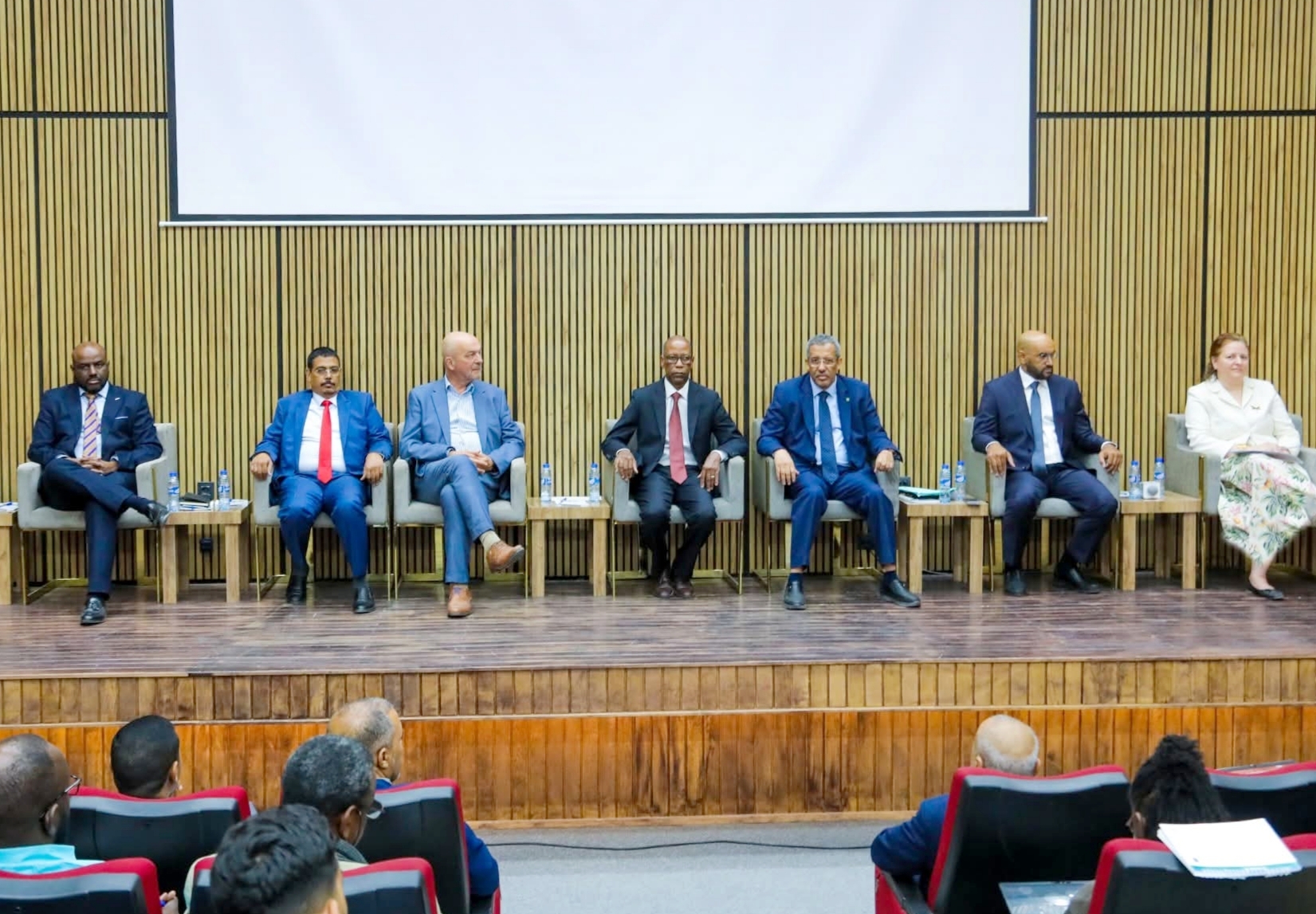 وزارة المالية تبحث تعزيز الإيرادات غير الضريبية