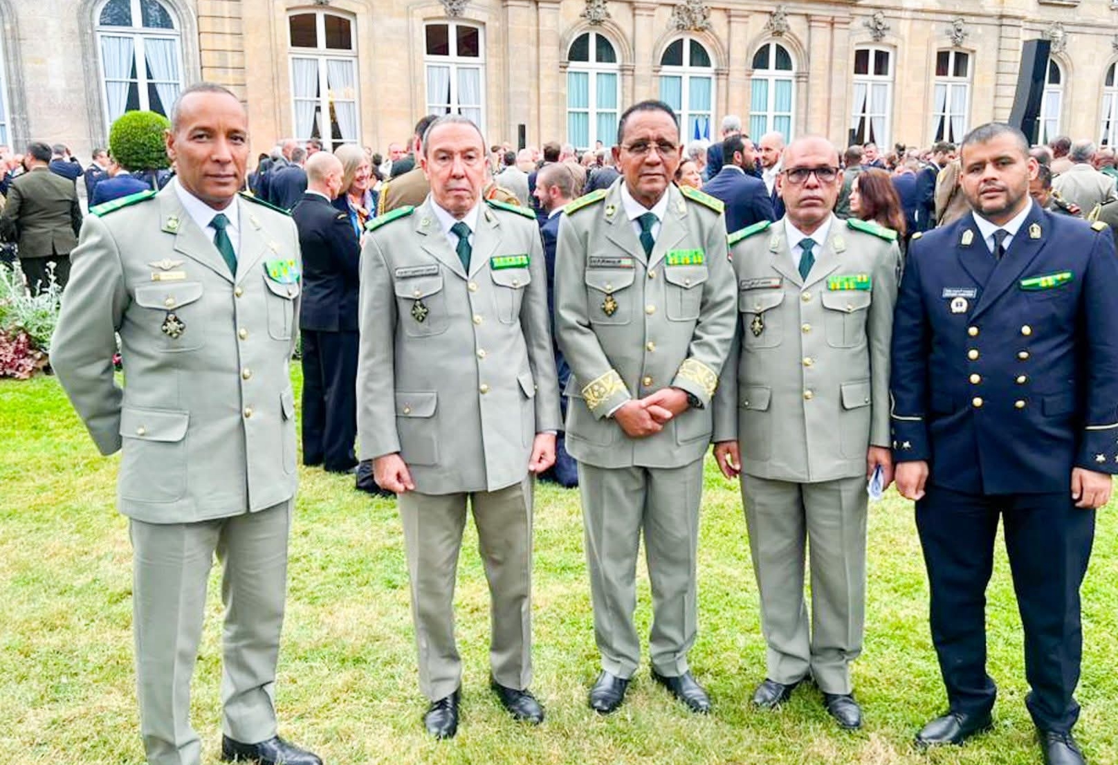 قائد الأركان العامة للجيوش يشارك في معرض "يوروساتوري" للدفاع والأمن بباريس