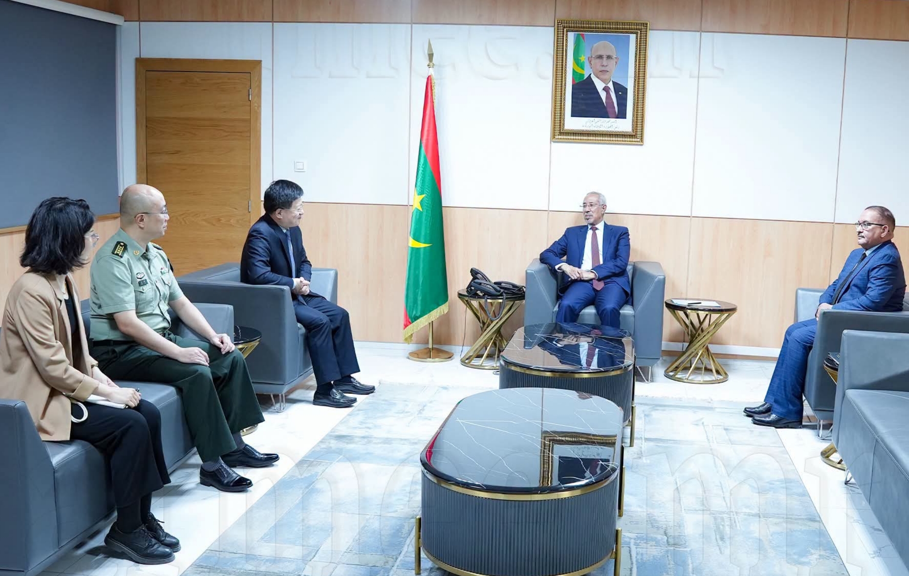 وزير الدفاع يبحث مع السفير الصيني تعزيز التعاون الثنائي