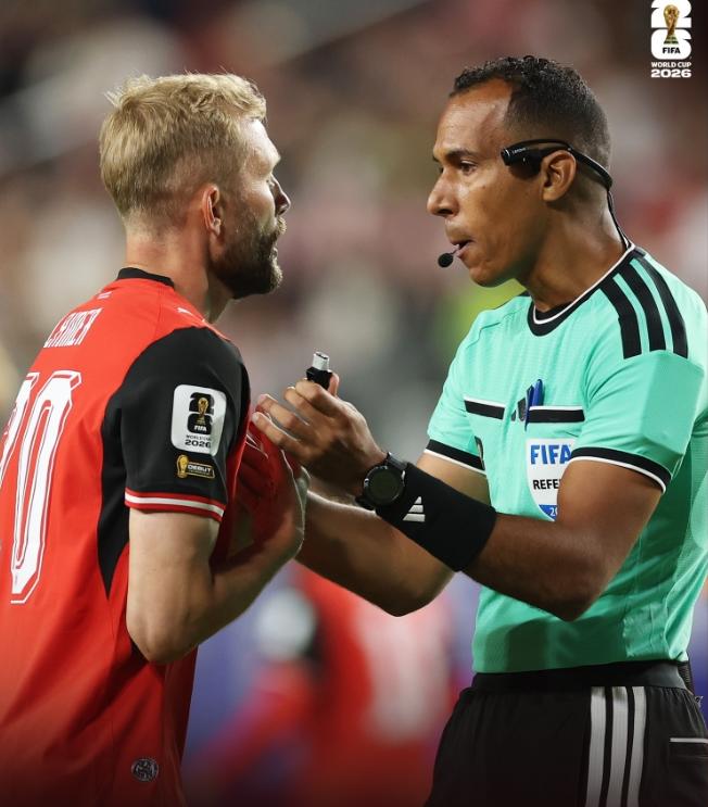 اشادة واسعة بإدارة الحكم الدولي الموريتاني دحان بيده لمباراة النمسا والأردن في الجولة الاولى من كأس العالم